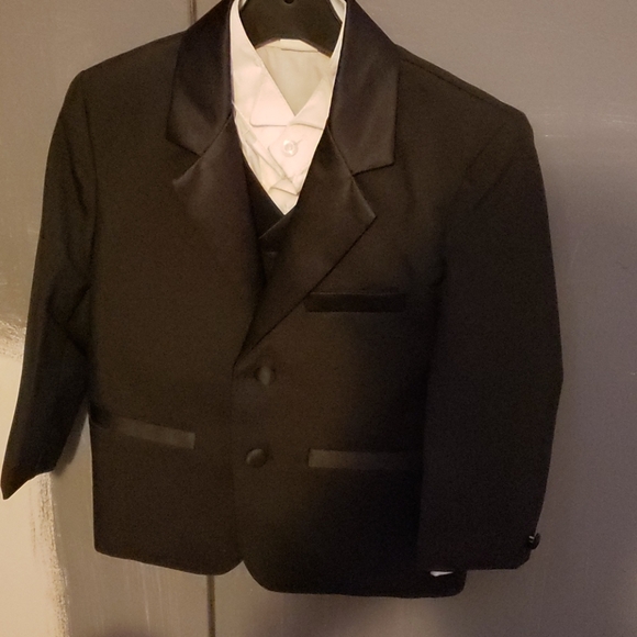 Toddler tuxedo - Picture 2 of 4